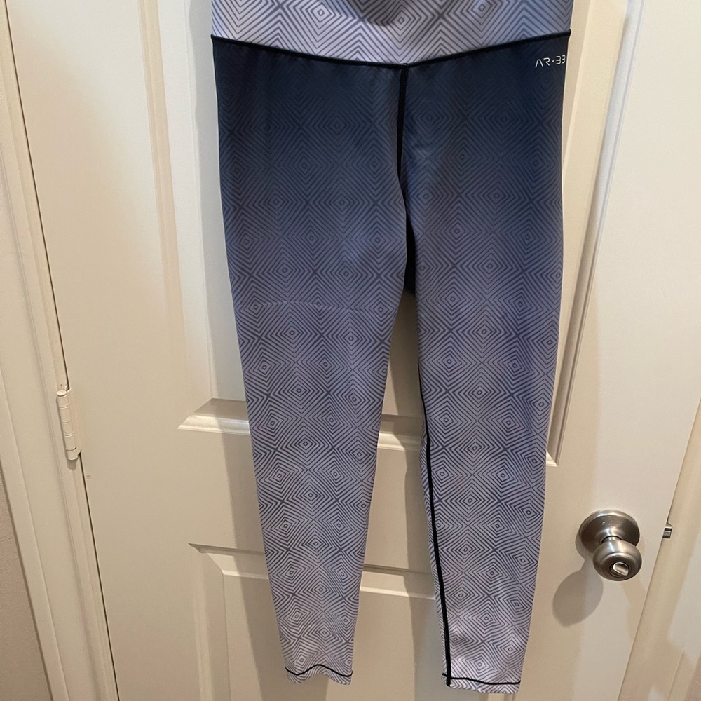 AR-33 Leggings